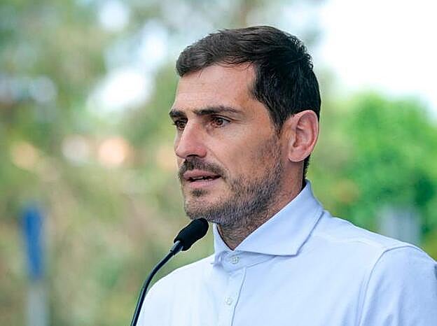 Iker Casillas en su comparecencia ante la prensa a la salida del hospital tras sufrir un infarto.