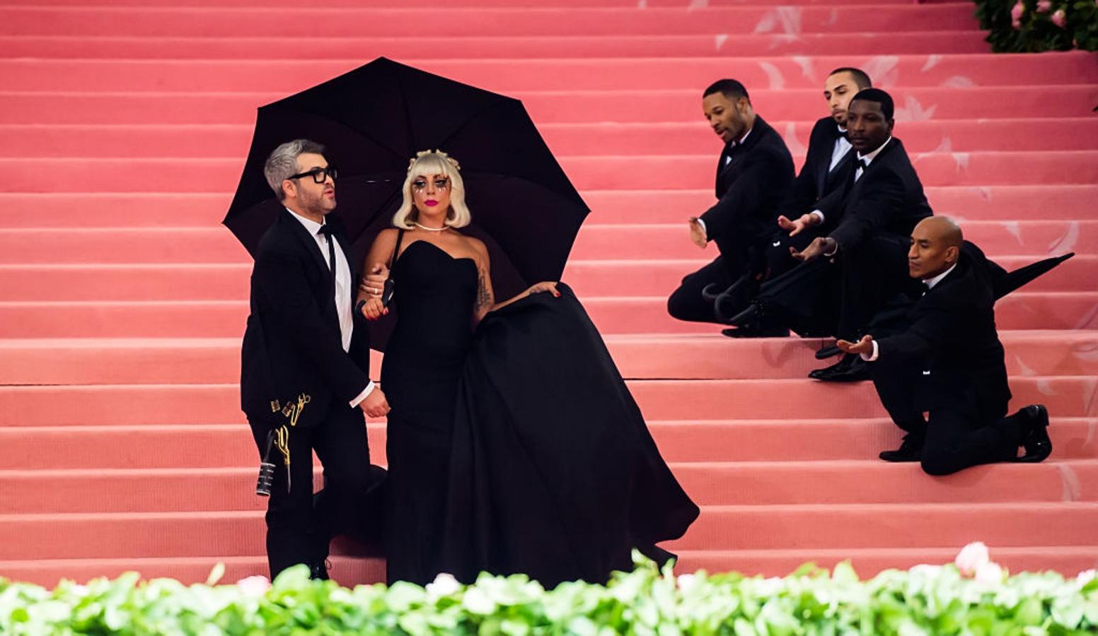 Lady Gaga, por supuesto, no dudó en posar con el artífice de semejante obra de arte Camp (¿es esto 'camp'?, nos preguntamos), el diseñador y amigo íntimo de la diva, Brandon Maxwell, que firma alguno de los mejores looks que le recordamos en la alfombra roja.