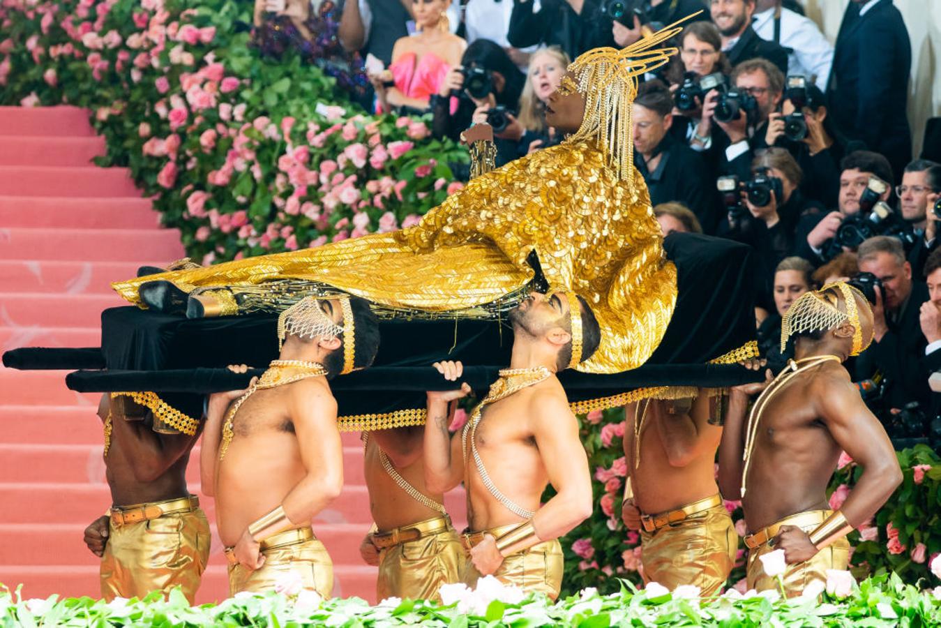 ¿Quién pensaba que  Billy Porter no podía superar el vestido-esmoquin con el que posó en los Oscar 2019 ? Llegar en parihuelas, portado por 'esclavos' y como si de un dios egipcio se tratara es alcanzar otro nivel de excentricidad. ¡Reto conseguido!