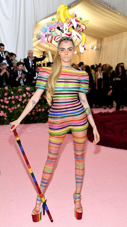 A medio camino entre un payaso y Harley Queen, Cara Delevingne apostó por un look arcoiris de Dior.