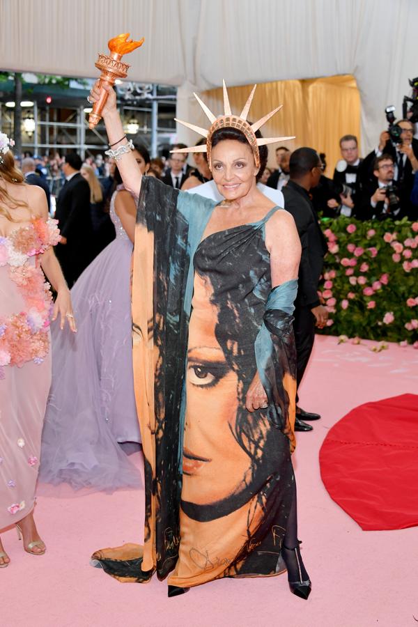 Diane von Furstemberg se vistió de sí misma, literalmente, y se convirtió por una noche en la Estatua de la Libertad... de estilo. ¿No os parece una versión 'made in USA' de nuestra muñeca de flamenca (encima de la tele)?
