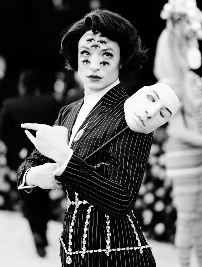 Sin duda, el look, pero sobre todo  el maquillaje , de Ezra Miller es uno de los más inquietantes que nos ha dejado la Gala MET 2019...