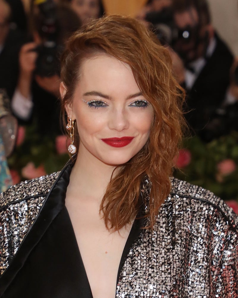 Emma Stone es otra de las actrices que ha preferido pasar del Camp y no llamar demasiado la atención, pero su look beauty es uno de los más correctos y favorecedores. Melena texturizada y con mucho volumen hacia un lado, labios rojos y una mirada original marcada por el eyeliner blanco lleno de purpurina.