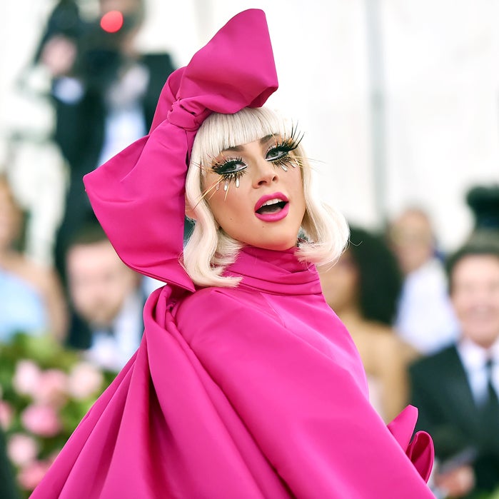 Lady Gaga fue una de las estrellas de la noche con sus cuatro cambios de look y sus pestañas postizas ultra mega extravagantes. Un maquillaje que no pasó desapercibido en la alfombra roja y que va firmado por la makeup artist Sarah Nicole Tanno. Para la melena: ondas, flequillo y uno de sus accesorios favoritos para el pelo, los lazos XXL.