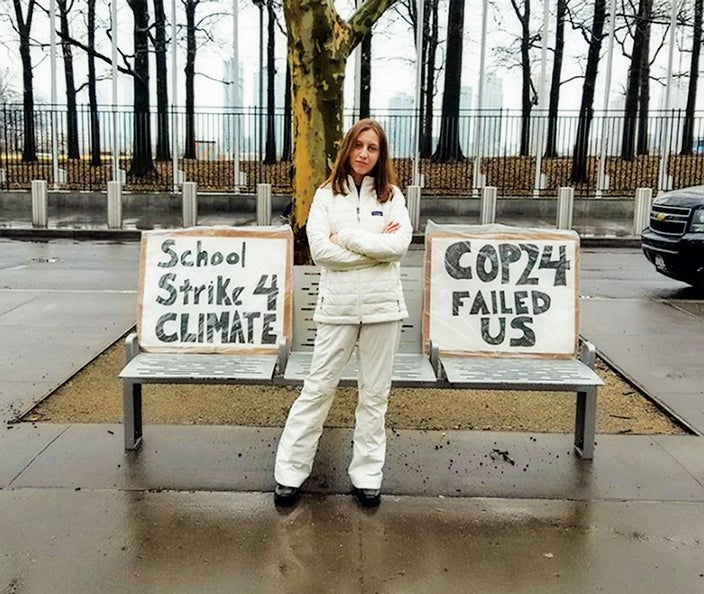 “Sin futuro, ¿para qué voy a ir al colegio?”Cada viernes, desde hace cuatro meses, Alexandria Villaseñor se abriga, prepara sus pancartas y se dirige en metro a la sede de las Naciones Unidas en Nueva York. Se sienta en un banco y, con frío, lluvia o nieve, protesta en silencio por la inacción de los gobiernos en materia de cambio climático. Su conciencia ambiental despertó el verano pasado, mientras visitaba California con su familia y el humo de los devastadores incendios que asolaron el estado agravó su asma durante días. Empezó a documentarse sobre las catastróficas consecuencias del calentamiento global. Ahora, es una de las líderes más visibles de las huelgas estudiantiles en Estados Unidos, junto a activistas como Haven Coleman o Isra Hirsi, hija de la congresista demócrata Ilhan Omar. “Si no tengo futuro, ¿para qué voy a ir al colegio?”, se preguntaba recientemente en el Washington Post. Alexandria ha recibido amenazas e insultos a través de las redes, pero sus padres la apoyan y han encontrado un colegio que le permite conciliar los estudios con un activismo que implica responder e-mails, asistir a conferencias on line con otros líderes del movimiento y participar en charlas y mesas redondas. Todos los viernes sigue en su banco frente a la ONU. “Me hace sentir que tengo poder. Que puedo hacer que algo cambie”.