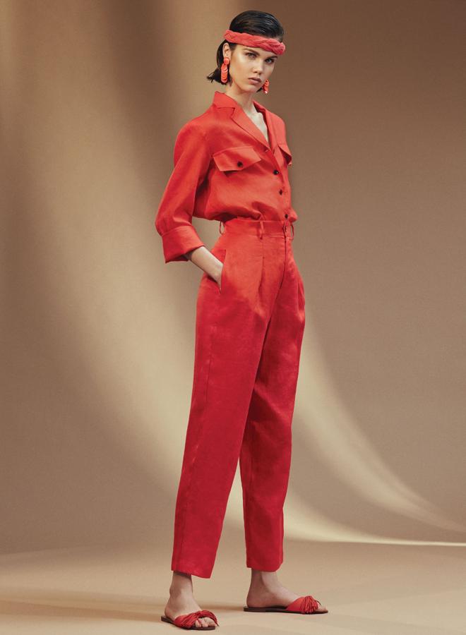 Este es el conjunto más sport. Está formado por el pantalón Mercedes (79 euros) y la camisa Virginia (59 euros).