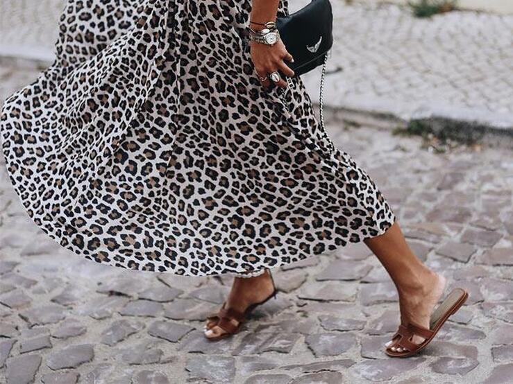 Fotos: 9 faldas low cost que queremos llevar con sandalias planas esta temporada