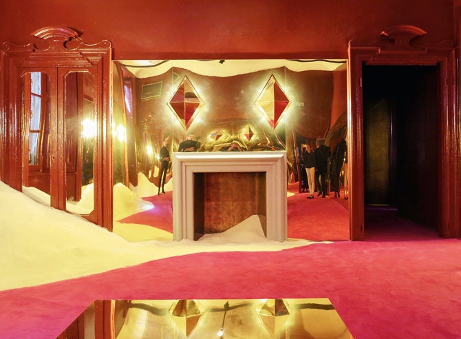 El estudio milanés Dimore rindió homenaje a la gran Gabriella Crespi con una instalación en la que participó Elisabetta Crespi, hija de la artista.