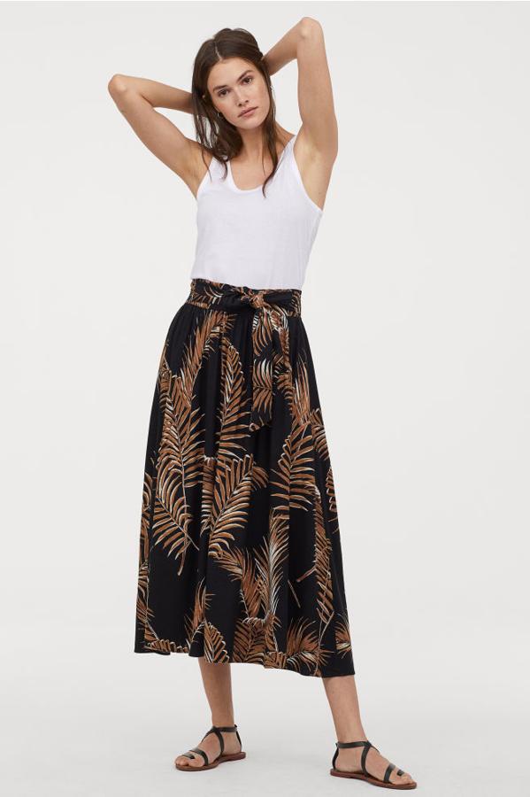 Falda larga acampanada con estampado tropical, 34,99 euros.
