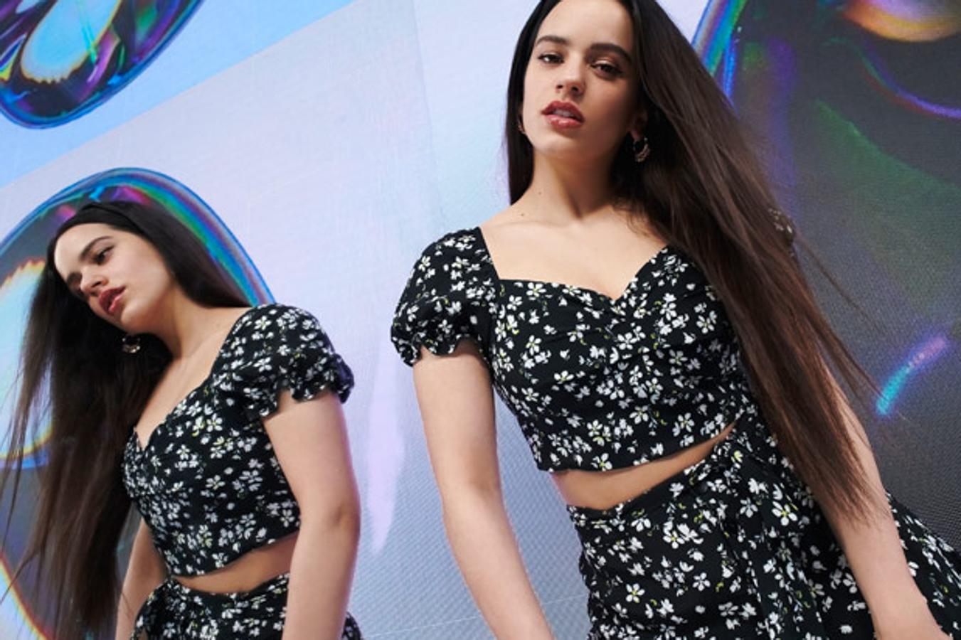 No podía faltar un conjunto romántico, con un 'crop top' con manga corta y escote corazón y shorts a juego terminados en un volante.