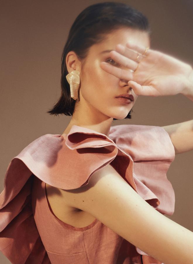 Top Carmen de volantes armados, en lino color rosa palo (79 euros).