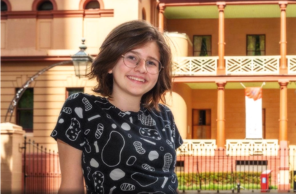 La salvadora de la gran barrera de coralCuando Jean Hinchliffe se enteró de que las protestas que Greta Thunberg lideraba al otro lado del planeta estaban llegando a su país, se presentó voluntaria para organizar la movilización en Sidney. Cinco meses después, su agenda echa humo: va al instituto, participa en reuniones on line con otros activistas de todo el mundo y es la líder del movimiento en el continente austral. Curtida en el activismo desde los 13 años y sensibilizada por el deterioro de la gran barrera de coral y la acelerada pérdida de los glaciares, Hinchliffe lidera las protestas que reclaman que toda la energía del país sea renovable para el año 2030. “A mi edad no tendría que ocuparme de esto, pero no podía quedarme sin hacer nada. Somos los que más nos movilizamos porque somos los que no podemos votar. Es la única forma que tenemos de hacernos escuchar”, explica la australiana. De momento, su cruzada ha conseguido incomodar al poder político. En noviembre de 2018, el primer ministro australiano, Scott Morrison, censuró públicamente las huelgas juveniles: “No queremos que los colegios se conviertan en pequeños parlamentos. Queremos más educación y menos activismo”. Cuatro días después de aquellas palabras, miles de estudiantes, con Jean a la cabeza, le contestaban llenando, una vez más, las calles de Australia.