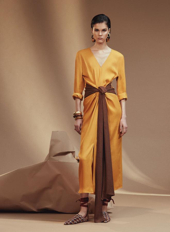Vestido Marta en mostaza con lazada marrón (98,99 euros).