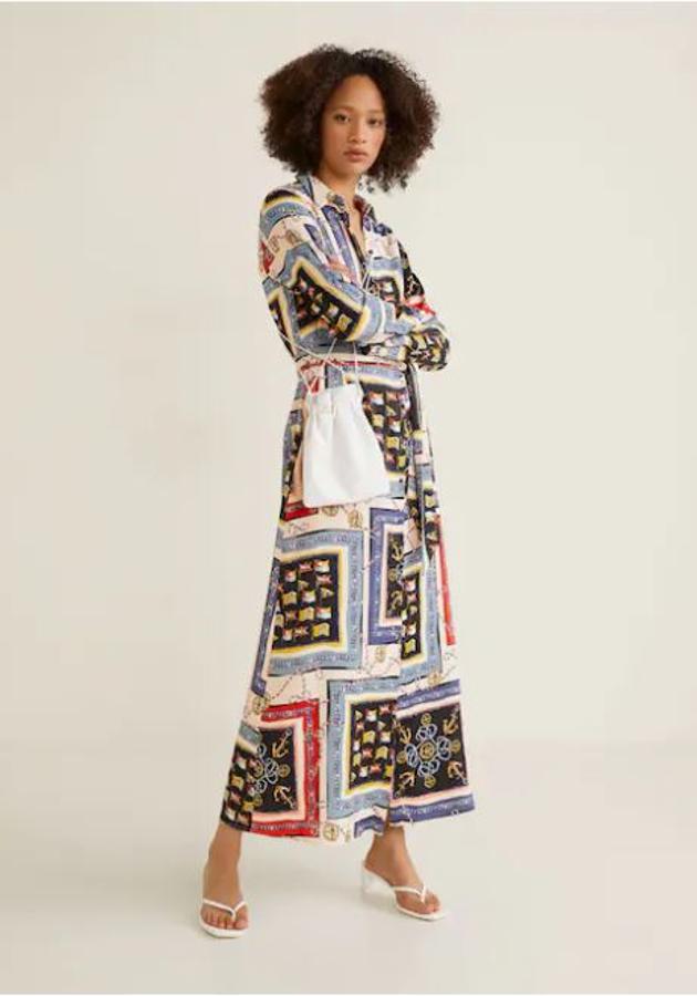 El estampado de pañuelo se sigue llevando mucho y la pruba está en vestidos como este, de Mango (49,99 euros).