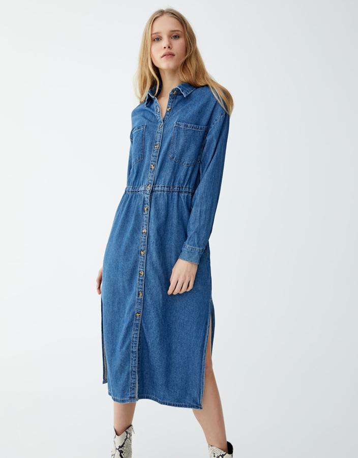 De tela vaquera, un poco gruesa, para estos días de entretiempo en los que se puede llevar con unos botines o con unas sandalias.  Es de Pull&Bear y está rebajado  (20,99 euros).