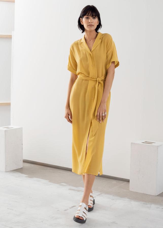 En amarillo mostaza es ligero y el vestido comodín que te hará ir perfecta esos días que no sabes qué ponerte. Es de & Other Stories (99 euros).