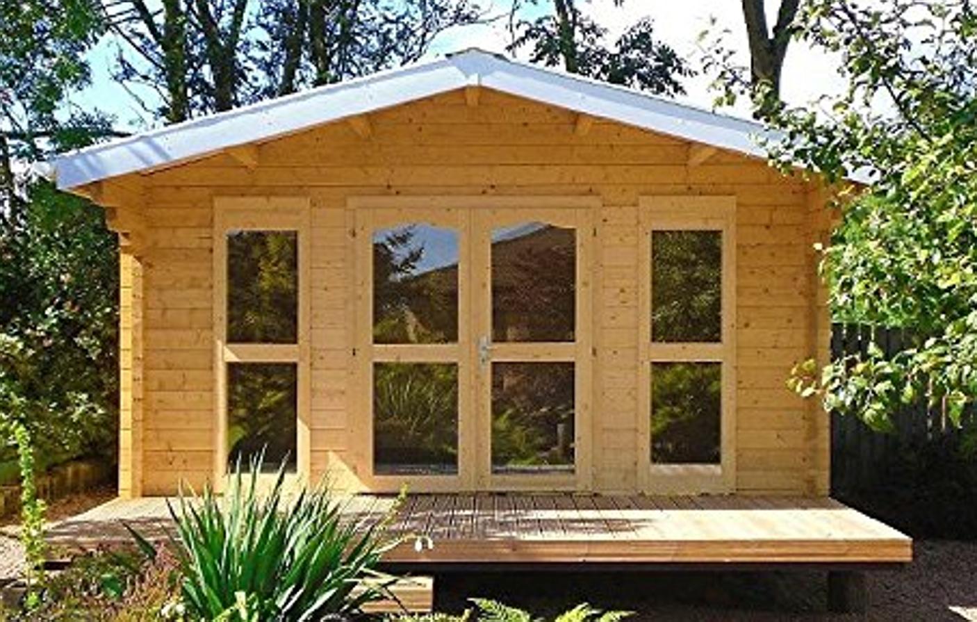 Esta casa de madera tiene casi 50 metros cuadrados  (sí, más grande que muchos apartamentos del centro de tu ciudad) y tiene una única estancia con grandes ventanales que dan al porche. Cuesta 7.700 euros en Amazon y tarda más o menos un mes en llegar a tu domicilio, aunque el envío ahora mismo no está disponible en España.