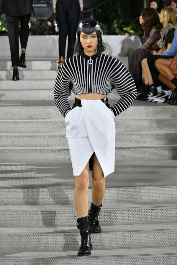 Nicolás Ghesquière nos propone un juego óptico sublime en este dos piezas 'black&white' en el que todo, absolutamente todo, funciona para crear una silueta perfecta,