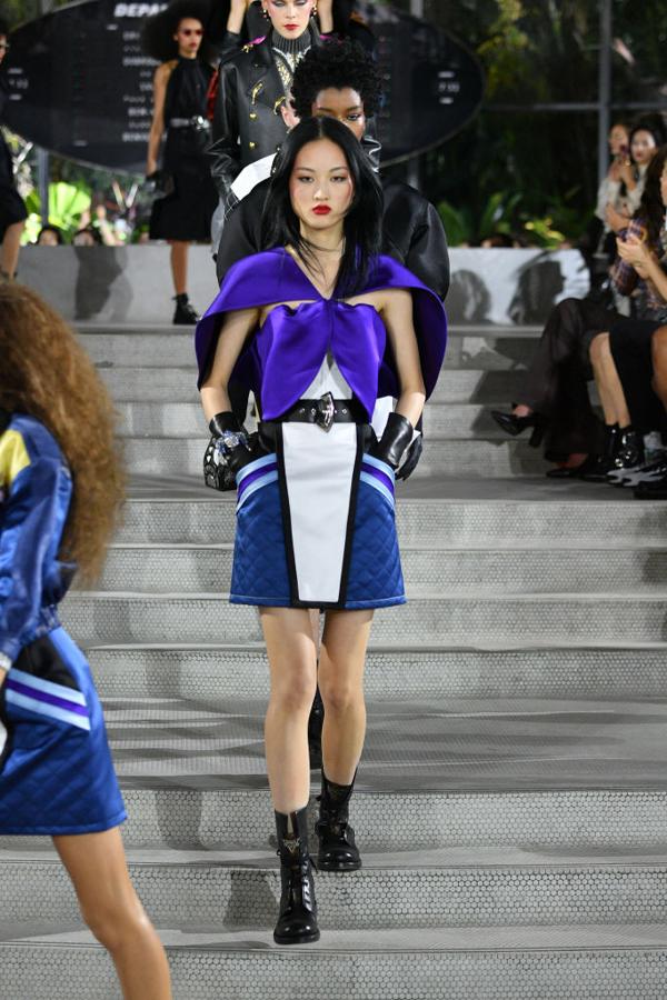 Este cuerpo con capelina, esa falda, la ausencia de tacones y la apuesta por pisar fuerte con botas de estética militar.