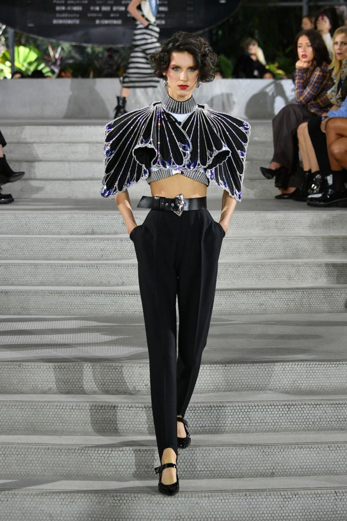 Ghesquière no solo usa la arquitectura imponente como telón de fondo de sus desfiles, sino también para crear piezas, como este cuerpo joya, que son auténticas obras de arte.