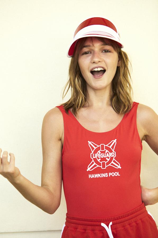 La estética es totalmente piscinera y e que en la tercera temporada, uno de sus personajes trabajará de socorrista.