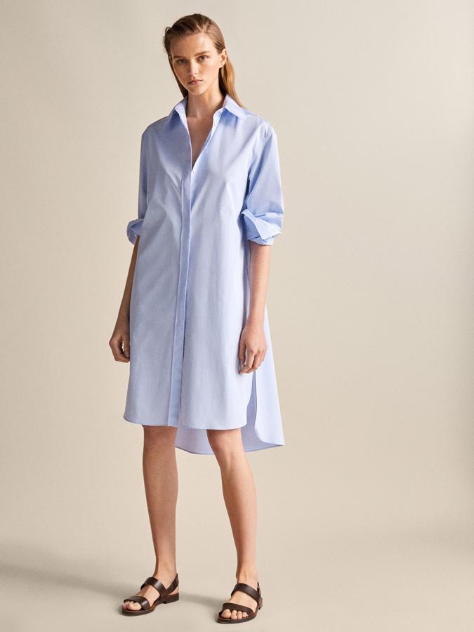 Si hay un ejemplo de vestido camisero clásico, es este. Parece, literlamente, que te has puesto la camisa de tu chico para ir a trabajar. Un look masculino pero muy sexy que nos encanta. Es de Massimo Dutti (79,95 euros).