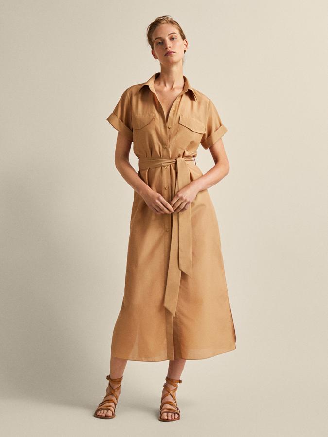 De tejido de algodón camel y manga cin vuelta, es uno de los más elegantes y verástiles de nuestra selección. Es de Massimo Dutti y queda idela con sandalias planas de tiras o unos botines cowboy cuando llegue el otoño (99,95 euros).