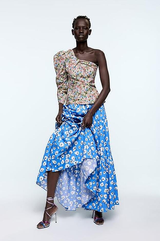 Su detalle de volantes y su estampado floral a convierten en una de las faldas más ideales y bonitas de la primavera.