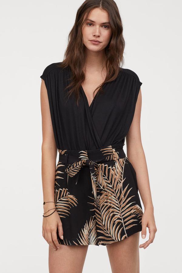 Pantalón corto de tela con cintura 'paper bag', con elástico y cinturón de anudar extraíble. Cierra con una cremallera oculta y lleva bolsillos al bies y perneras amplias (14,99 euros).