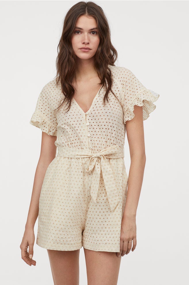 Mono mini de H&M con bordado inglés y volantes para un look 100% preppy. (34,99 euros).