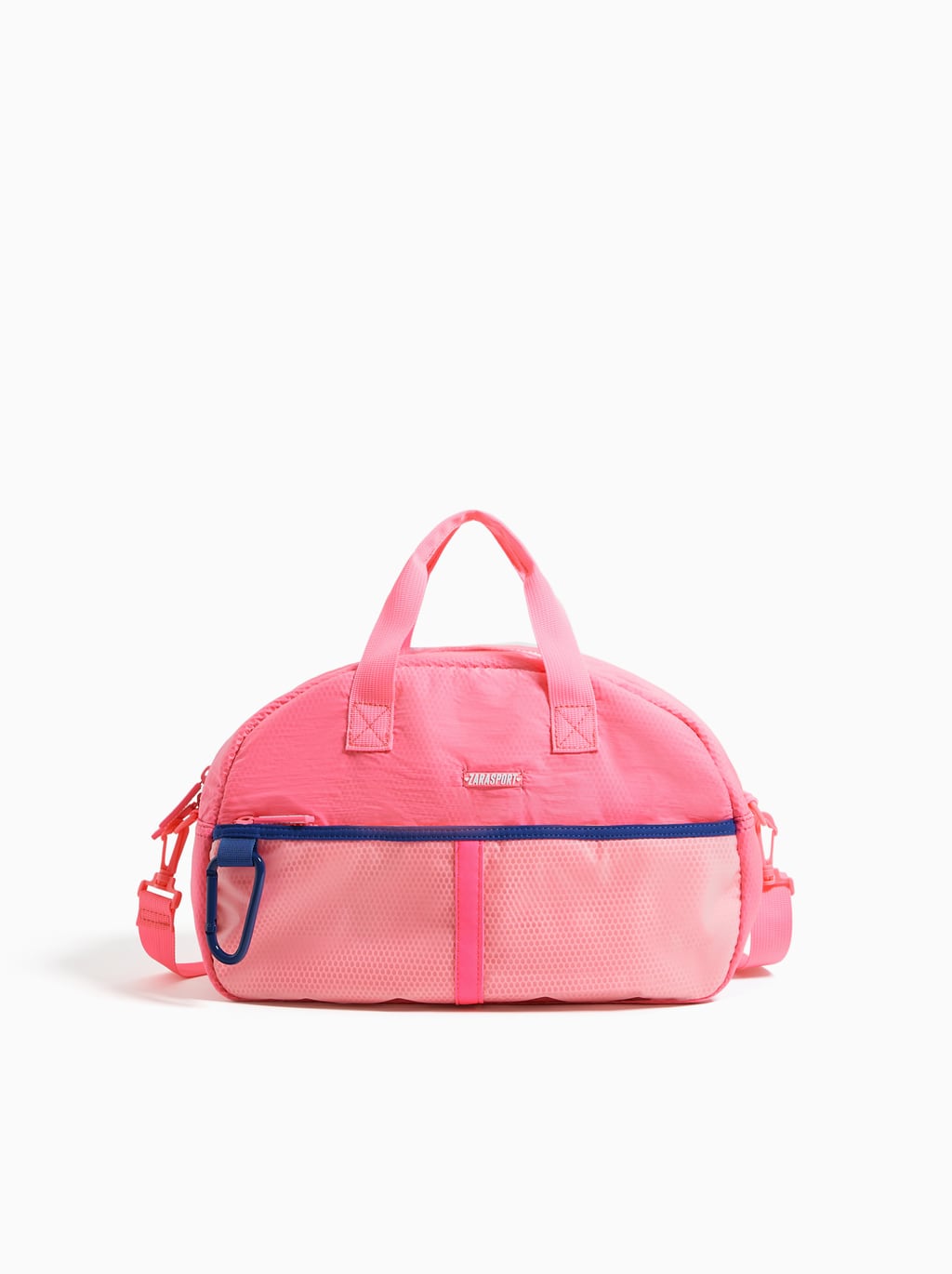 Bolsa de deporte en color rosa con compartimento principal y bolsillos adiciones: 25,95 euros en Zara Kids. Alto x Ancho x Fondo 21 x 35 x 11,5 cm.