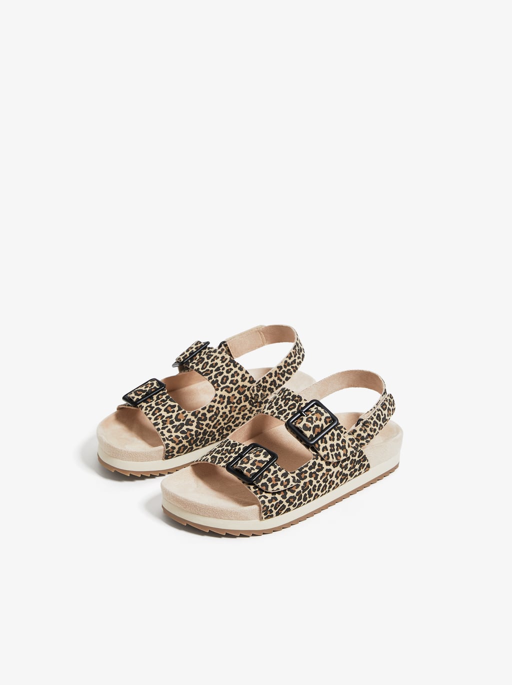 Sandalia plana con estampado de leopardo y cierre mediante hebillas delanteras ajustables. La suela es de goma. 22,95 euros en Zara Kids. Disponibles hasta el número 40.