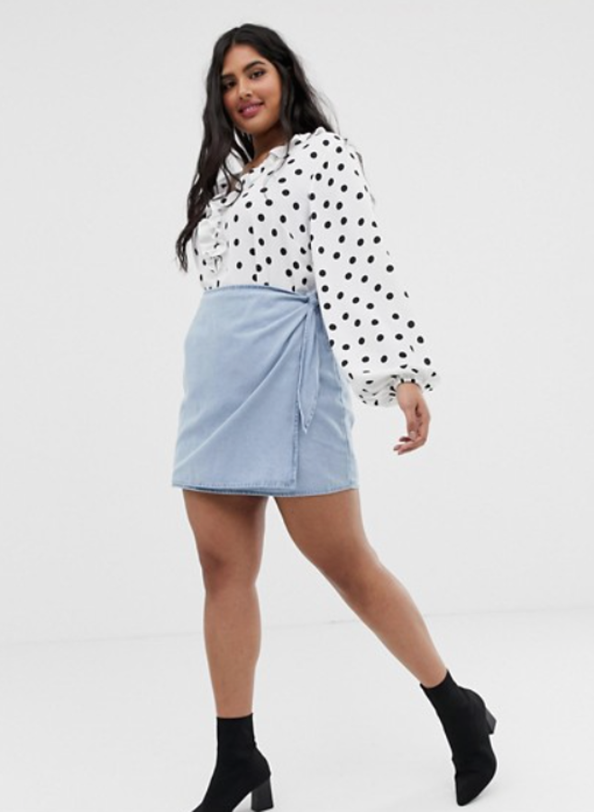 Un diseño de Asos Design Curvy confeccionado en tejido vaqueroazul suave y con efecto lavado, que cierra con una lazada lateral. Está rebajada esta semana hasta 18,99 euros y llega hasta la talla 56.