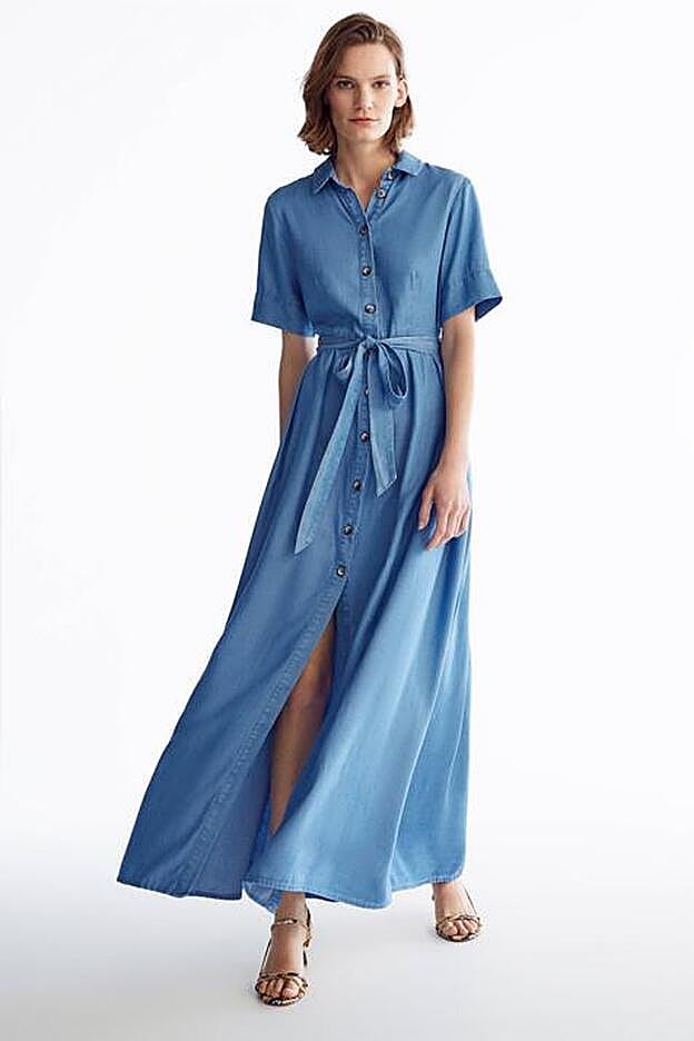 Este maxi vestido dénim de Uterqüe cuesta 99 euros.