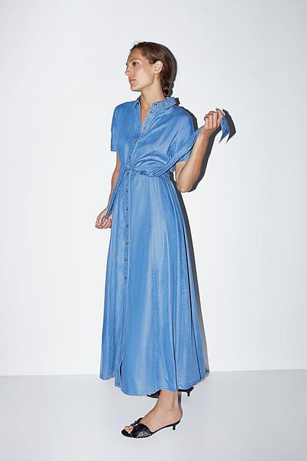 Este maxi vestido dénim de Zara cuesta 39.95 euros.