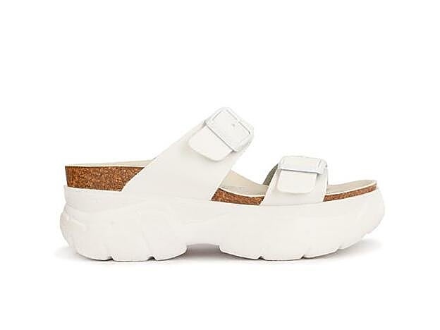 Detalle lateral de la sandalia de Genuins que lleva Alba Díaz.