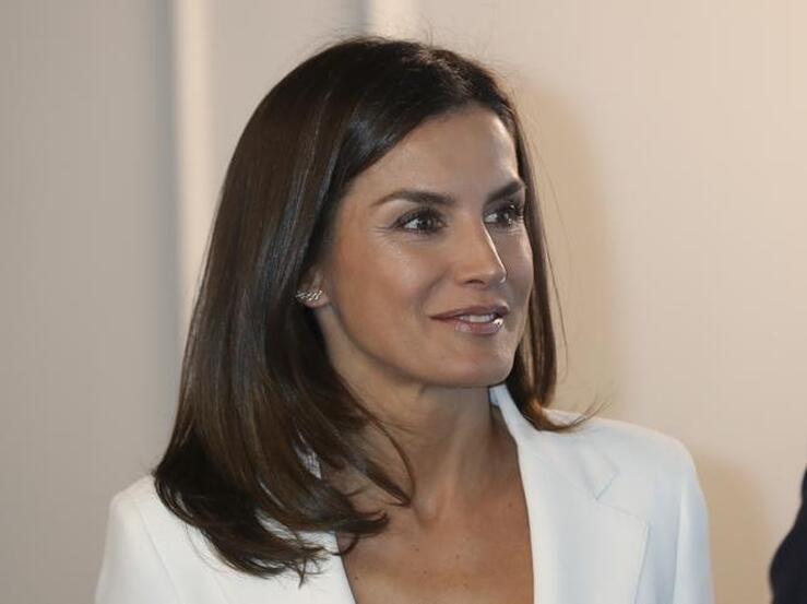 Fotos: Copiamos (por menos de 80€) el traje blanco de Letizia que hace más morena