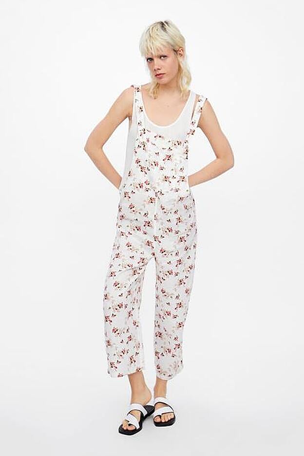 Peto de lino con estampado floral, 39,95 euros.
