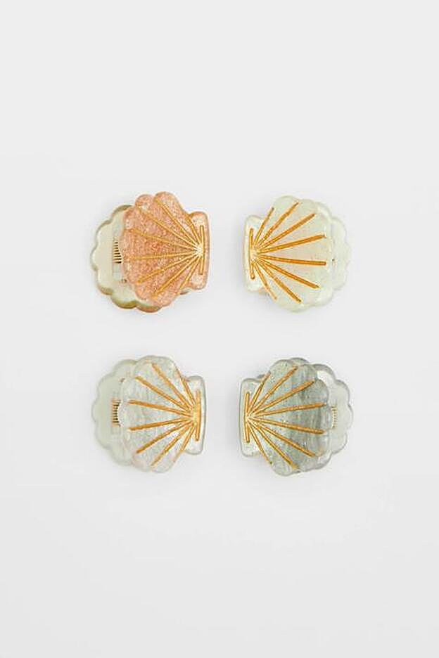 Pinzas del pelo en forma de conchas, de Bershka.