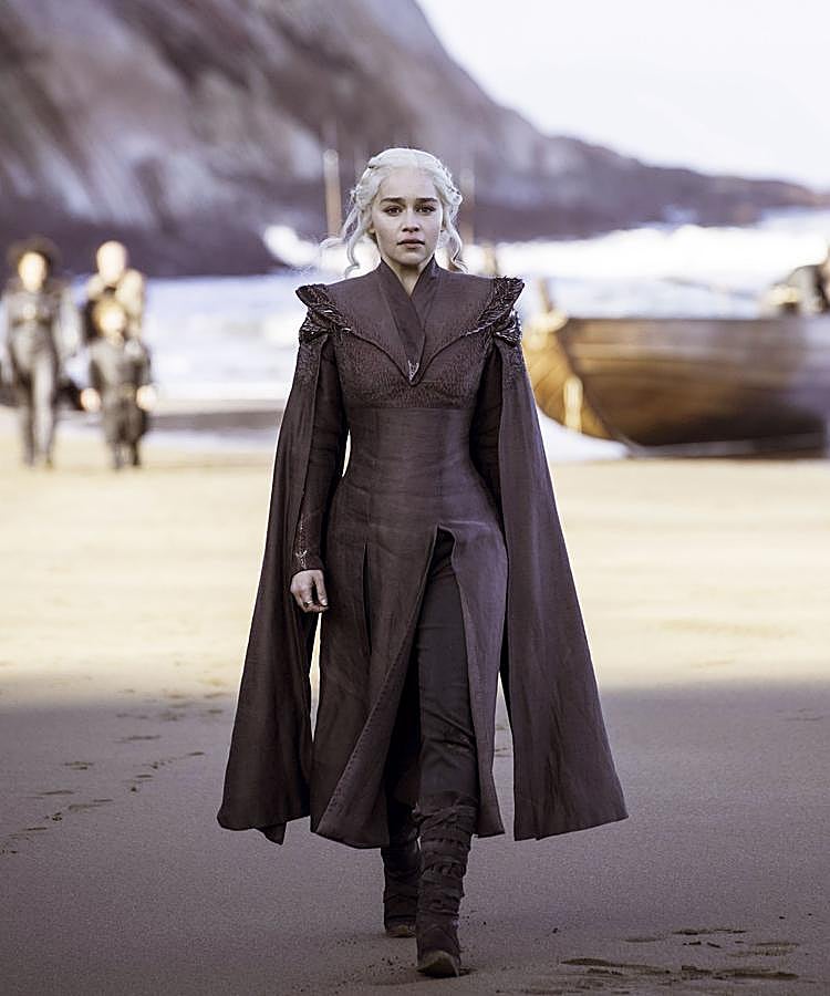 Daenerys es uno de los personajes que ha llegado hasta el final de la serie. Sus looks en la serie han sido los más comentados y los que más han inspirado a los diseñadores a lo largo de estos años.
