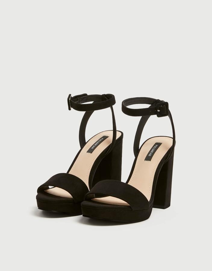 Sandalias de ante negro con pulsera y tacón ancho de  Pull&Bear (25.99 euros) .