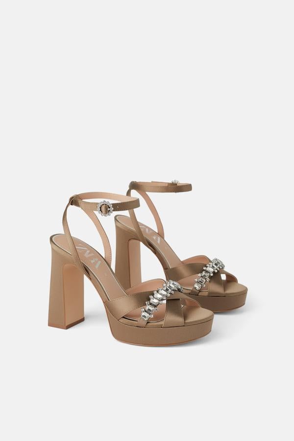 Sandalias con detalle joya, tacón ancho y pulsera al tobillo de Zara (59.95 euros).