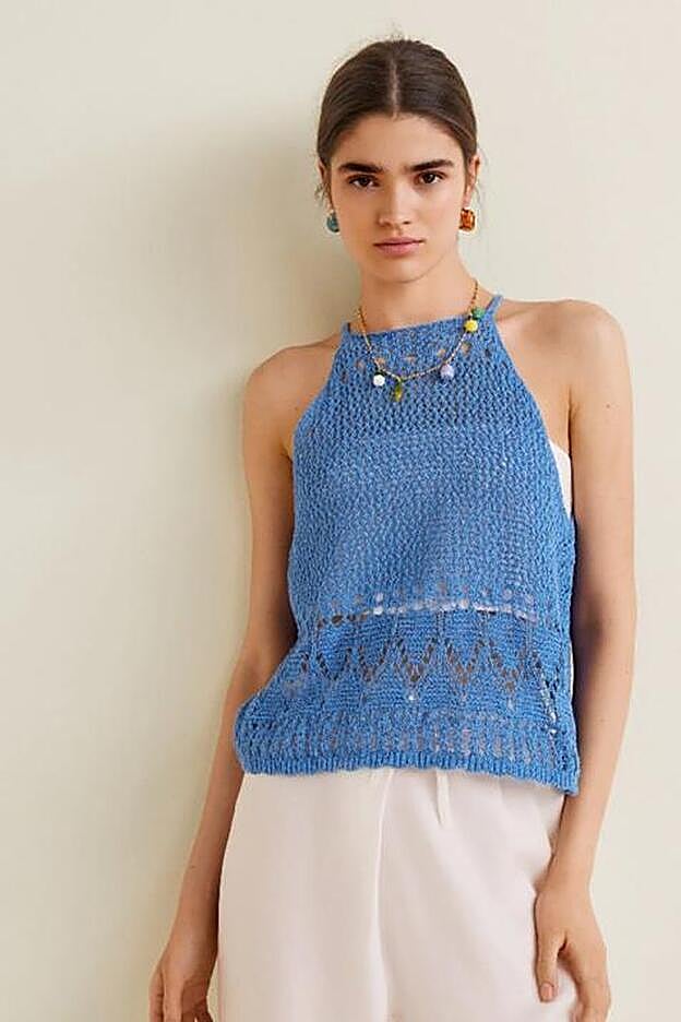 Su tejido de punto, su color azul y su diseño de tirantes lo hacen perfecto para nuestros looks más veraniegos.