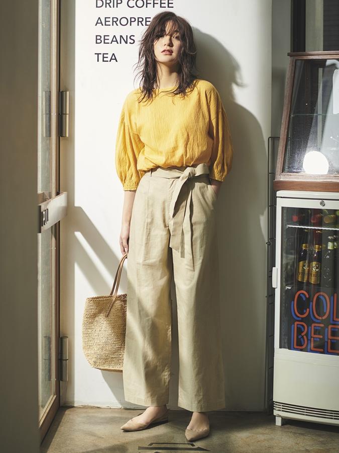 Un conjunto de pantalones 'paper bag' y blusa en color mostaza (14.90 euros), uno de los tonos estrella de este 2019.