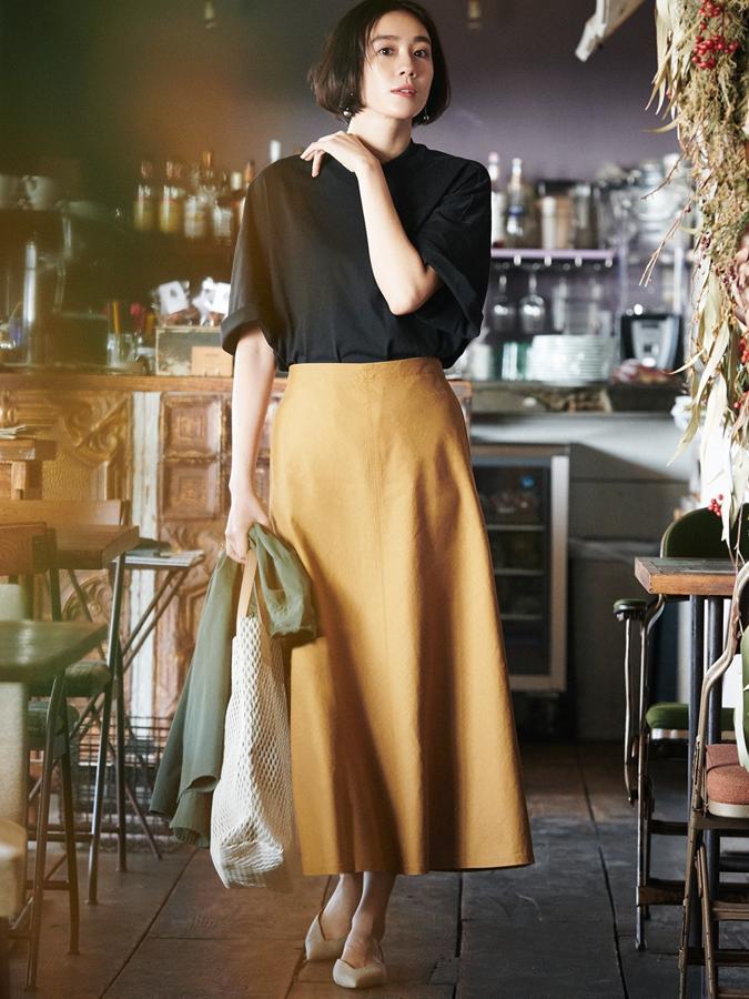 Un look hiperfemenino con camiseta básica de algodón (uno de los tejidos estrella de Uniqlo) y una favorecedora falda midi.