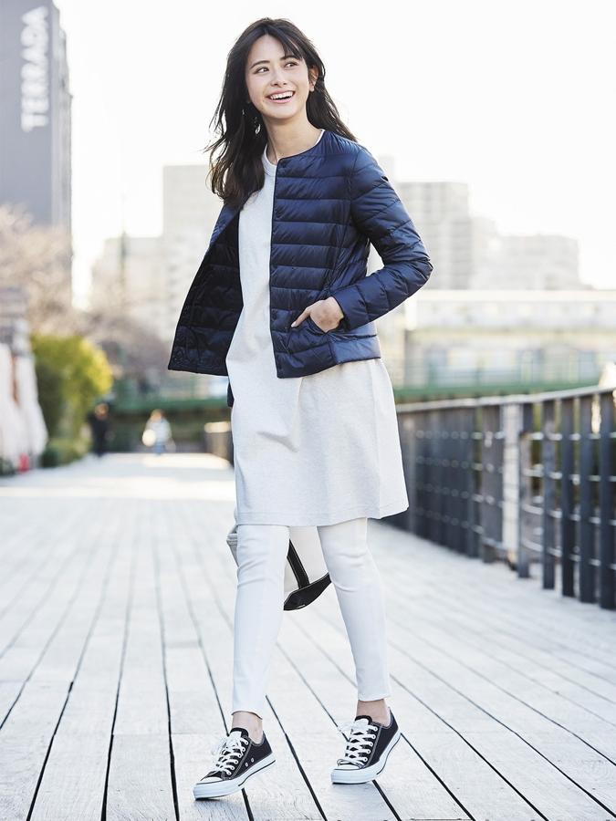 Uno de los famosos plumas ultraligeros de Uniqlo (rebajado a 49.90 euros).