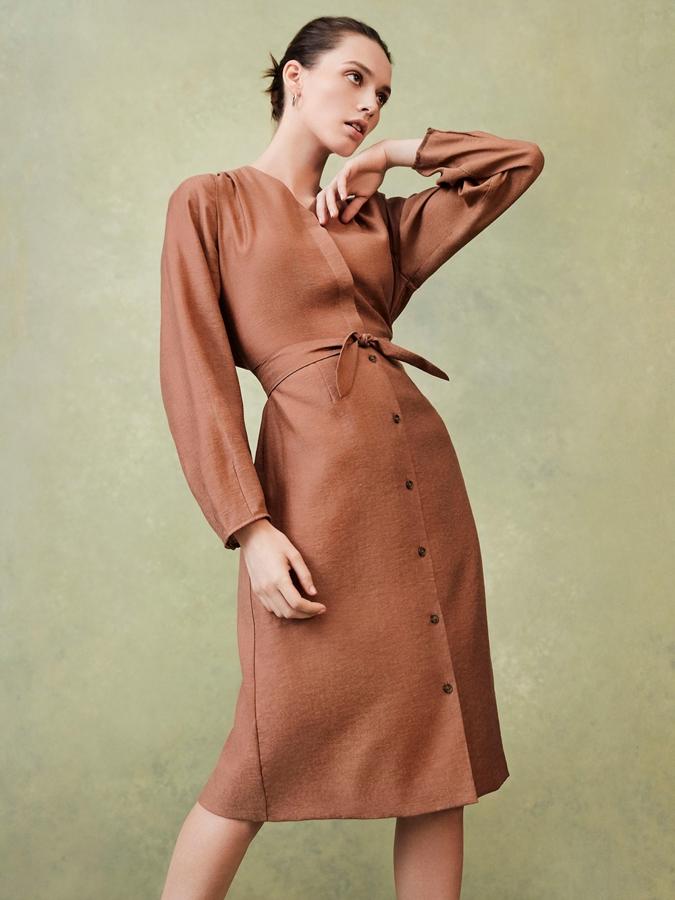 Un vestido de entretiempo perfecto y súper favorecedor para nuestros looks 'working girl' tras la vuelta de vacaciones (cpv en Uniqlo).