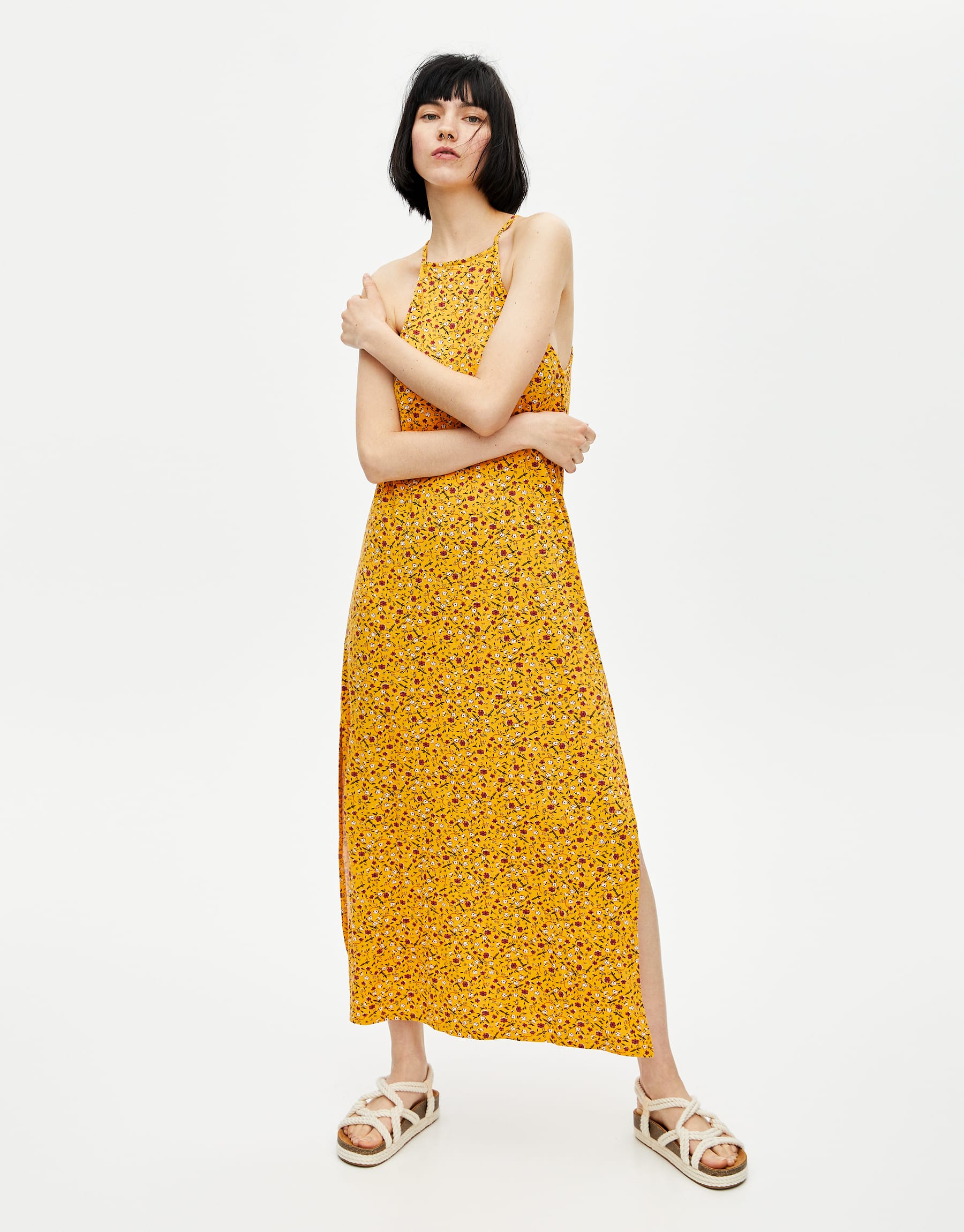 ¿Estampado floral y color amarillo? Tendencia pura y dura para este verano. Fluido, cuello halter y comocidad absoluta para el día a día. Disponible en Pull&Bear en todas las tallas. (15,99 euros).