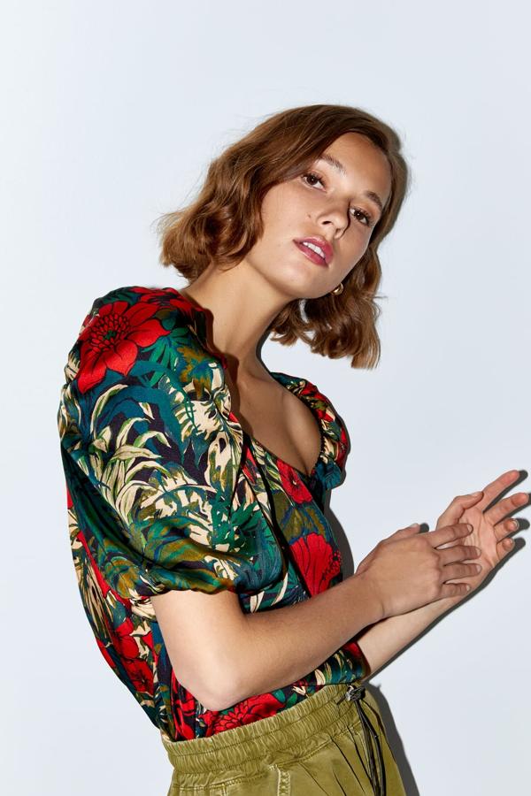 Cuerpo de escote recto y manga corta abullonada, en un precioso estampado floral en rojo y varios tonos de verde (25,95 euros).