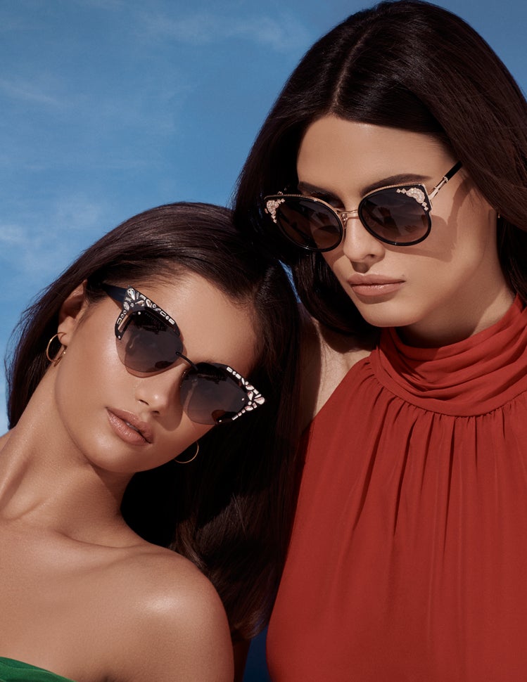 A la izq., vestido palabra de honor verde, de Brandon Maxwell: gafas de Dsquared2 y aros de Aristocrazy. El top rojo es de Joy y las gafas, de Chopard, de venta en General Óptica.